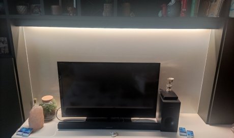 ruban led derrière une télévision sur télécommande