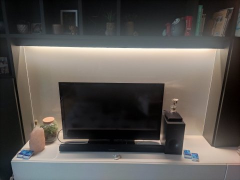 ruban led derrière une télévision sur télécommande